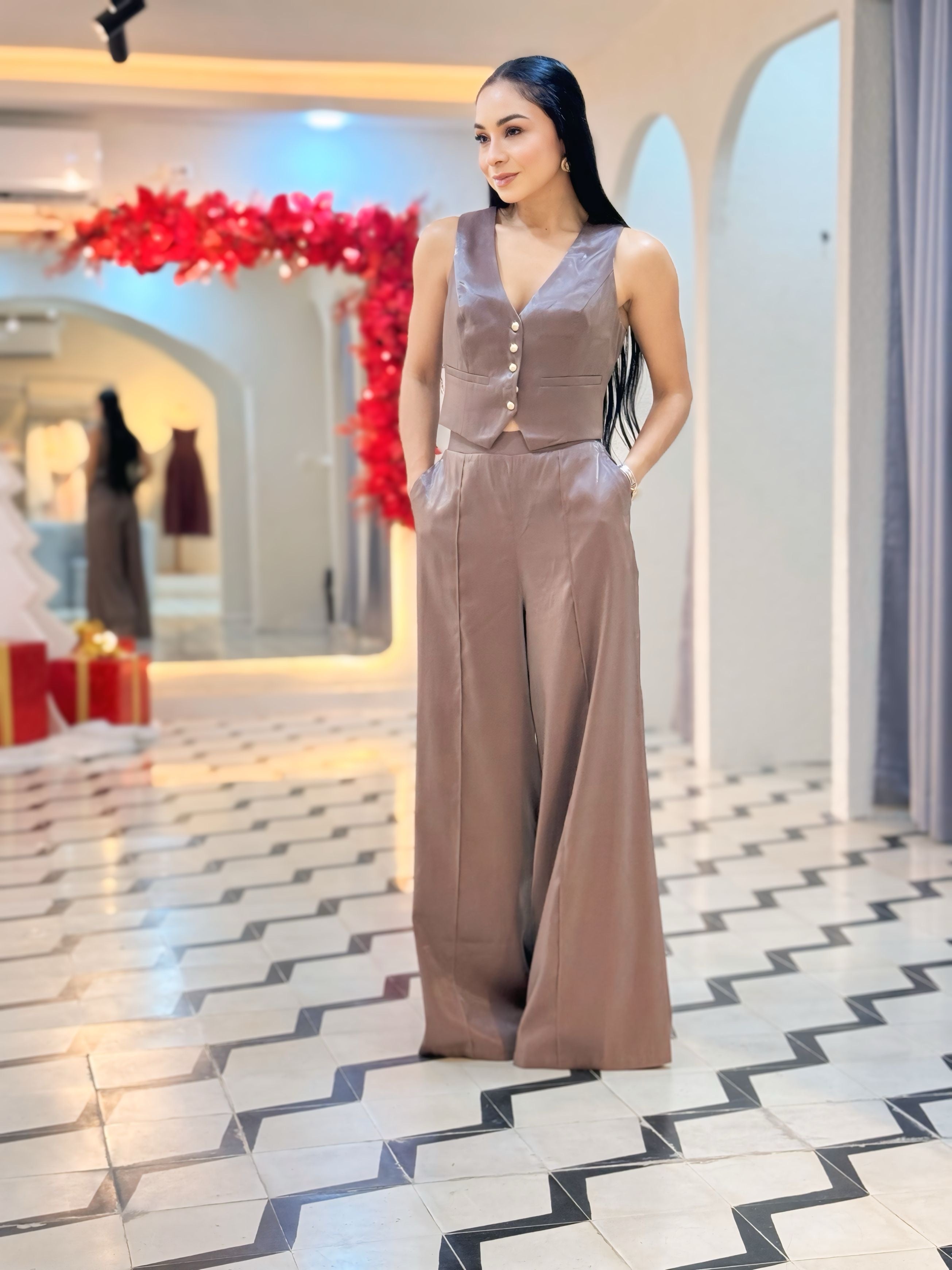 Set Satinado Café – Elegancia Moderna en Dos Piezas