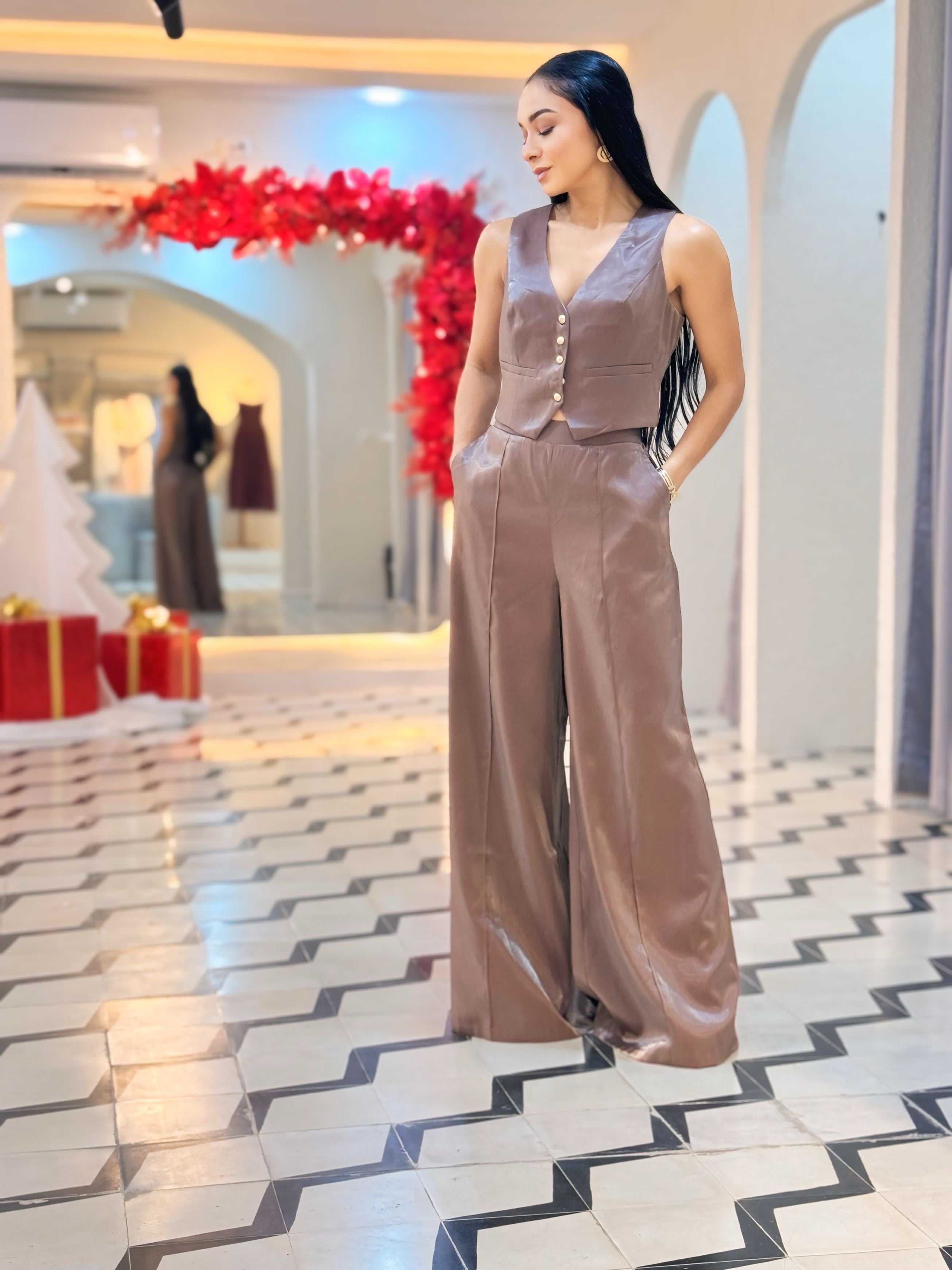 Set Satinado Café – Elegancia Moderna en Dos Piezas