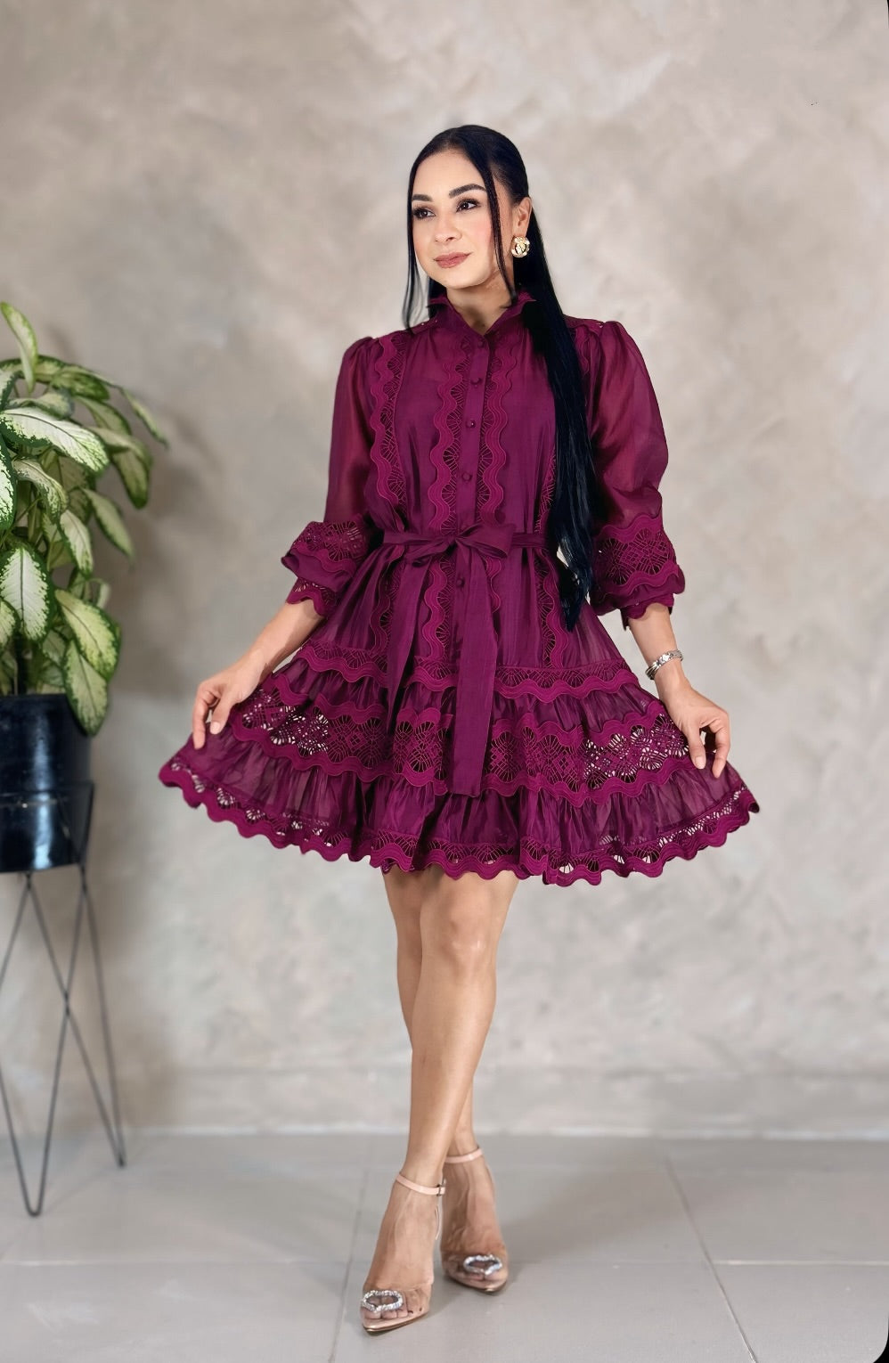 Vestido Corto Púrpura con Encaje – Romántico, Femenino y Elegante