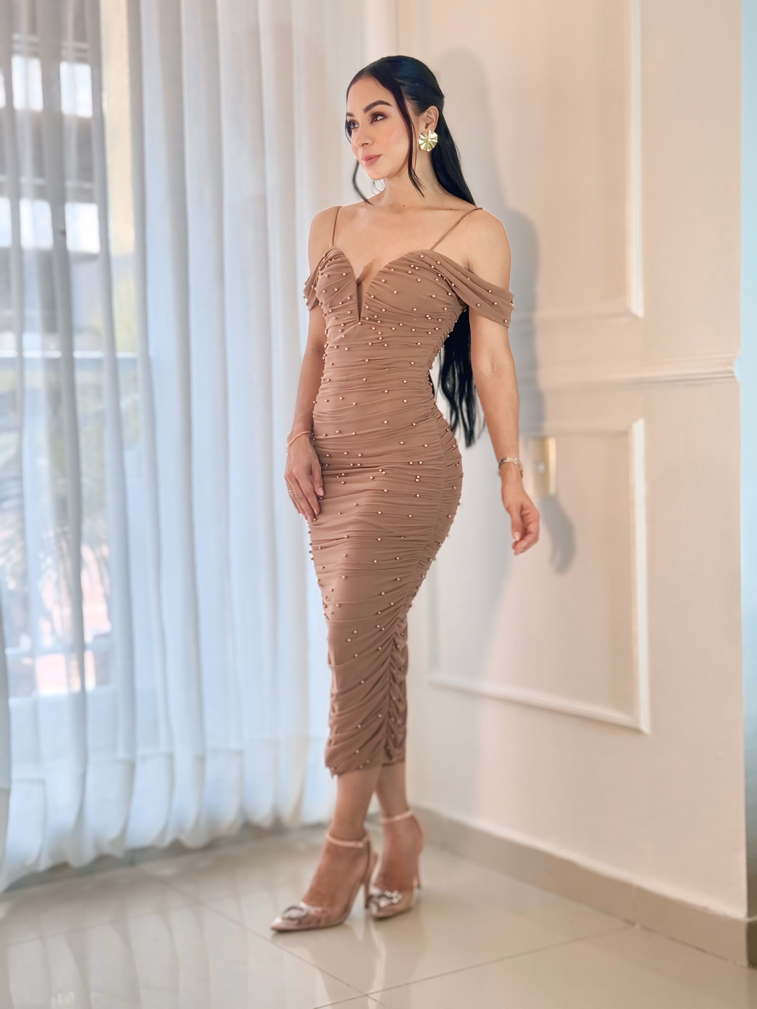 VESTIDO LARGO CAFÉ CON BRILLOS – GLAMOUR SUTIL PARA NOCHES ESPECIALES