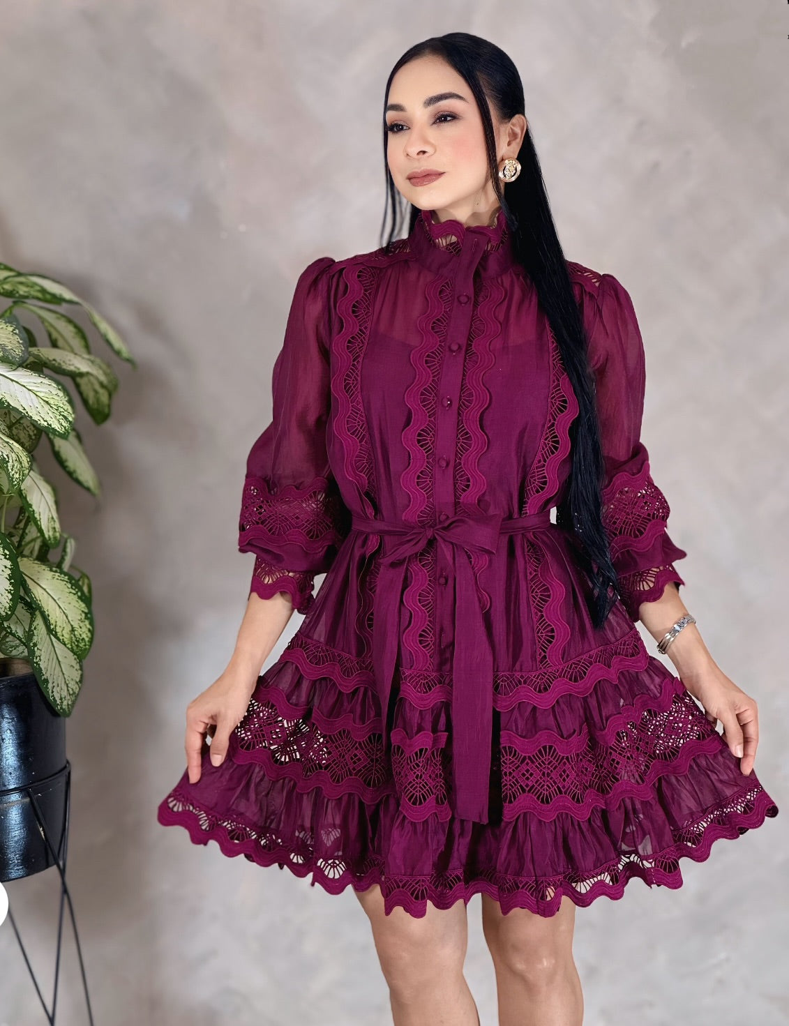 Vestido Corto Púrpura con Encaje – Romántico, Femenino y Elegante