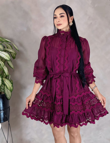 Vestido Corto Púrpura con Encaje – Romántico, Femenino y Elegante
