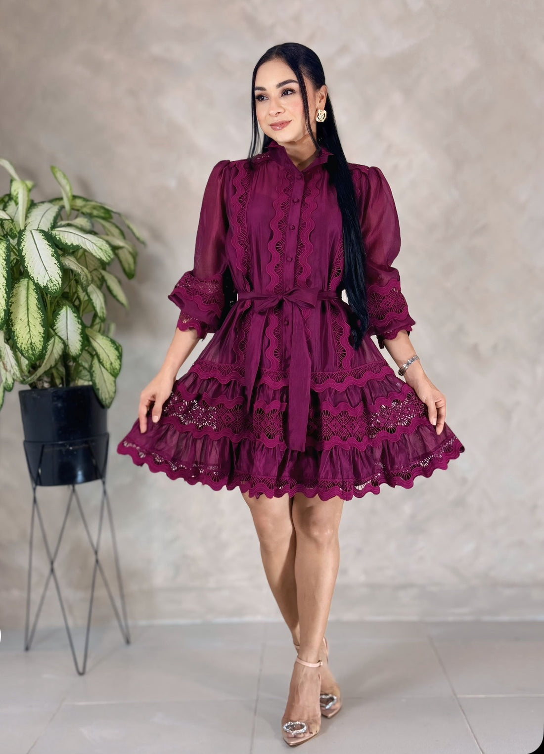 Vestido Corto Púrpura con Encaje – Romántico, Femenino y Elegante