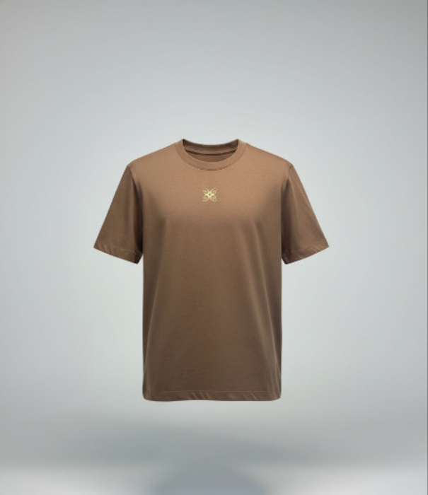 Camiseta de diseño minimalista con logo bordado y acabado premium