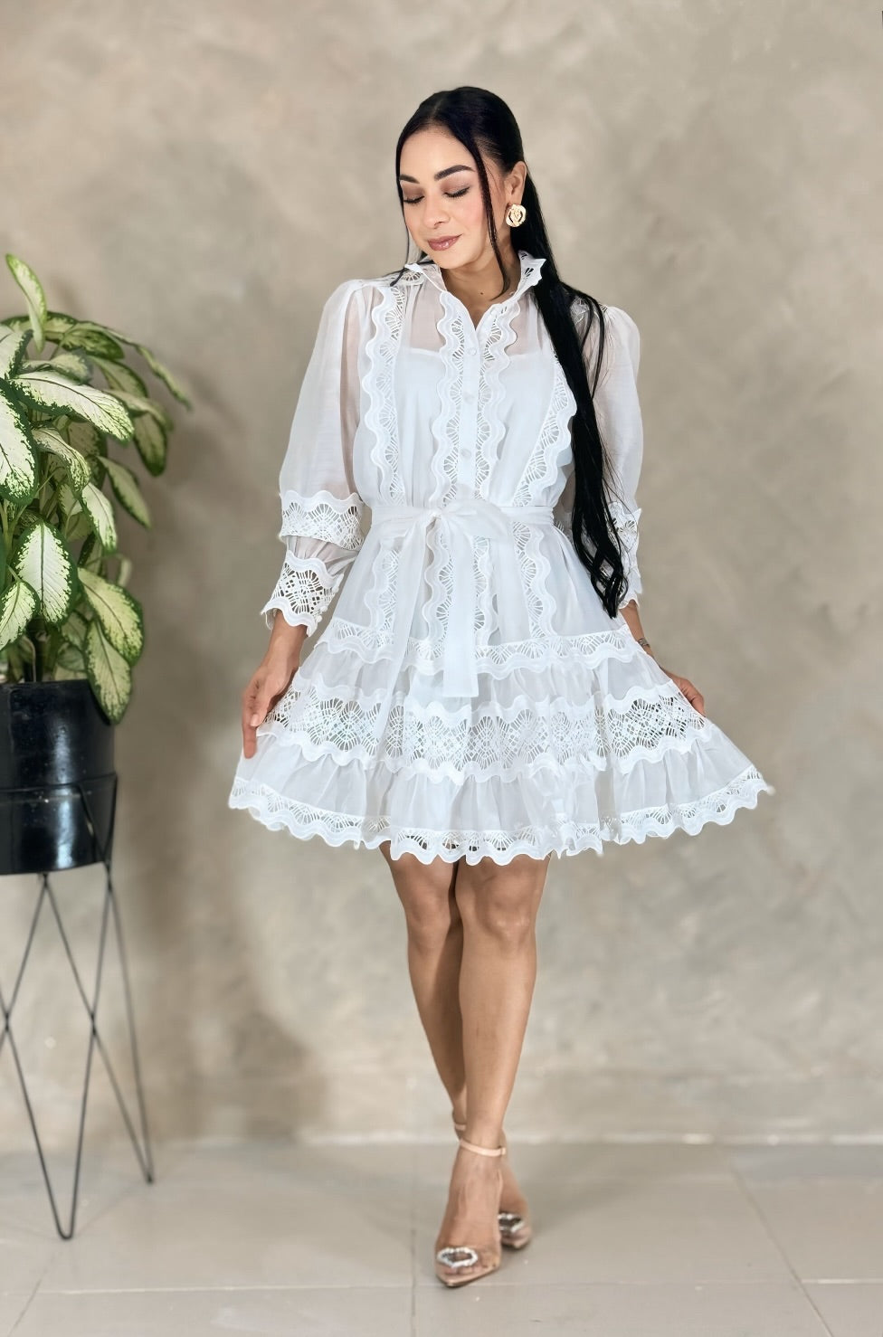 Vestido Corto Blanco con Encaje – Fresco, Elegante y Femenino
