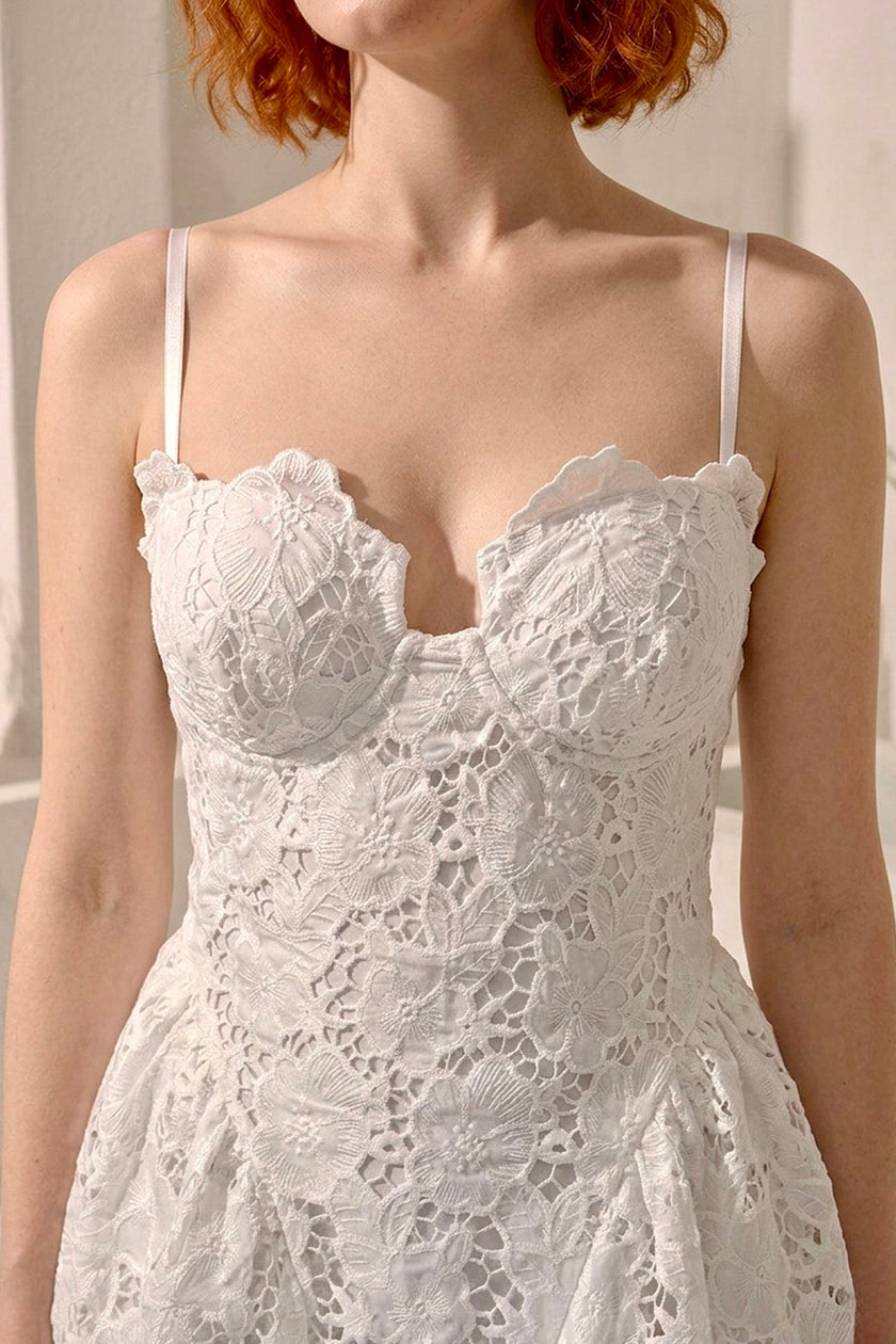 Vestido · Mini Encaje Guipur Blanco · Bustier Estructurado + Falda Escalonada