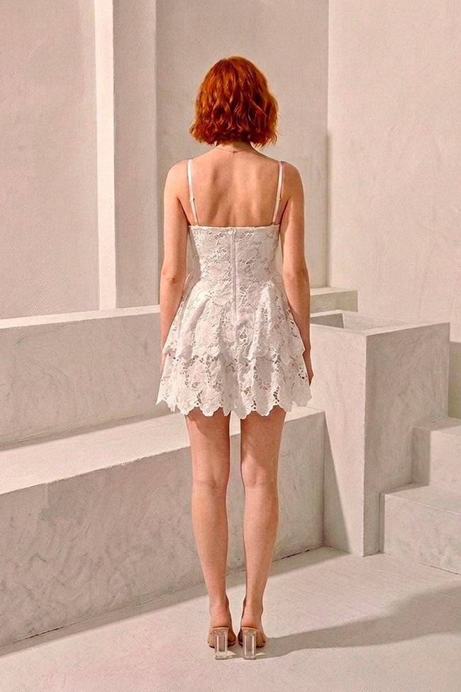 Vestido · Mini Encaje Guipur Blanco · Bustier Estructurado + Falda Escalonada