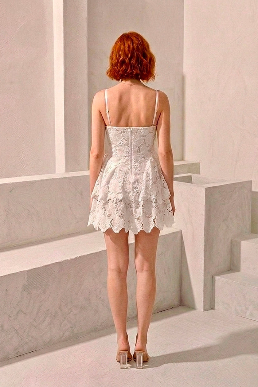 Vestido · Mini Encaje Guipur Blanco · Bustier Estructurado + Falda Escalonada
