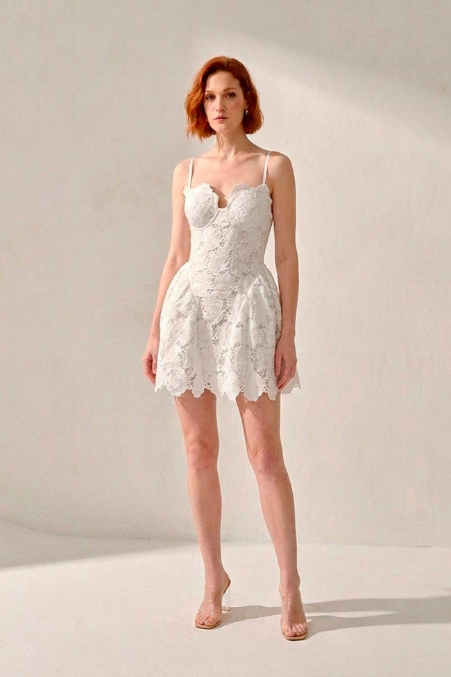 Vestido · Mini Encaje Guipur Blanco · Bustier Estructurado + Falda Escalonada