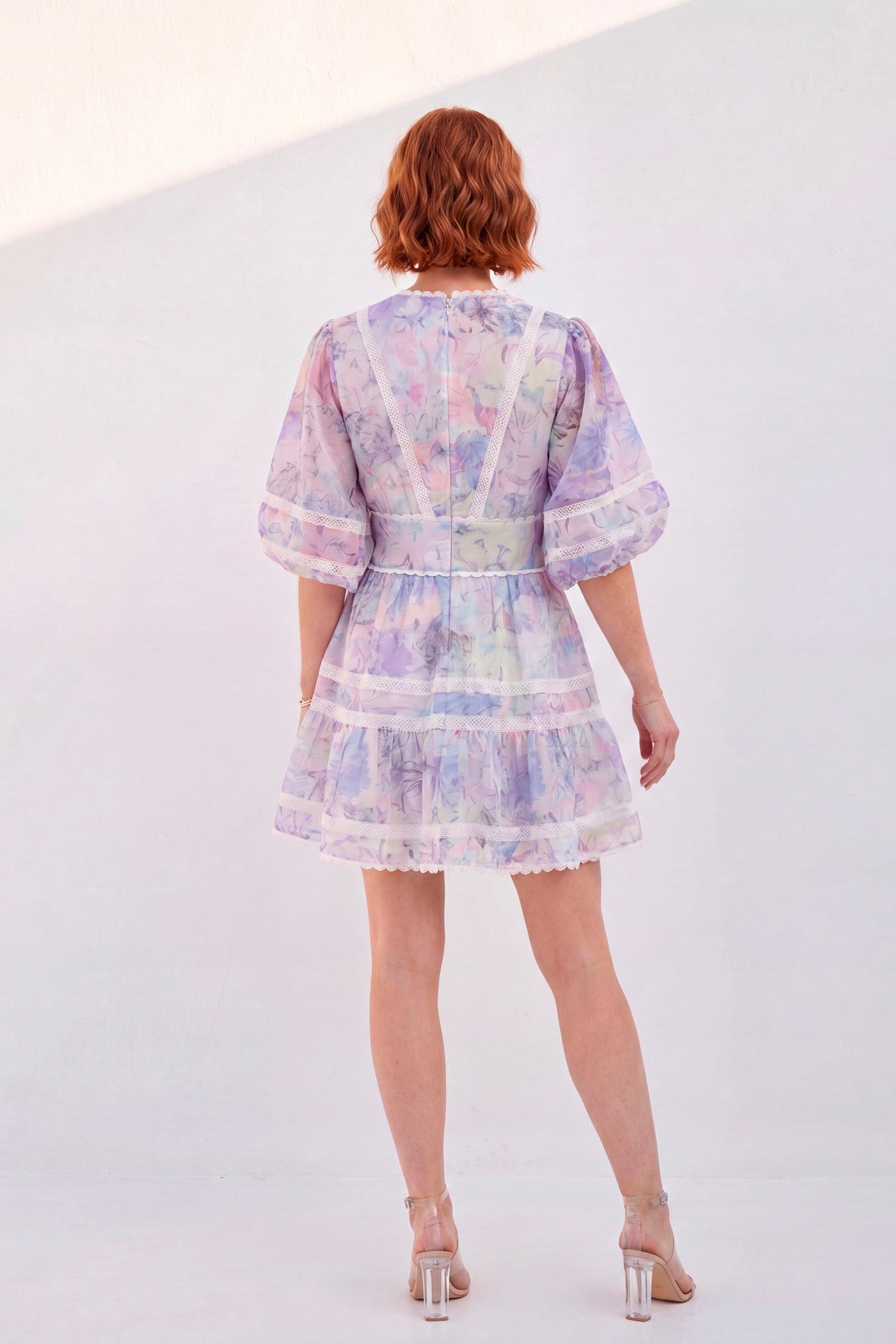 Vestido Violeta · Mini Organza Floral · Manga Globo + Encaje