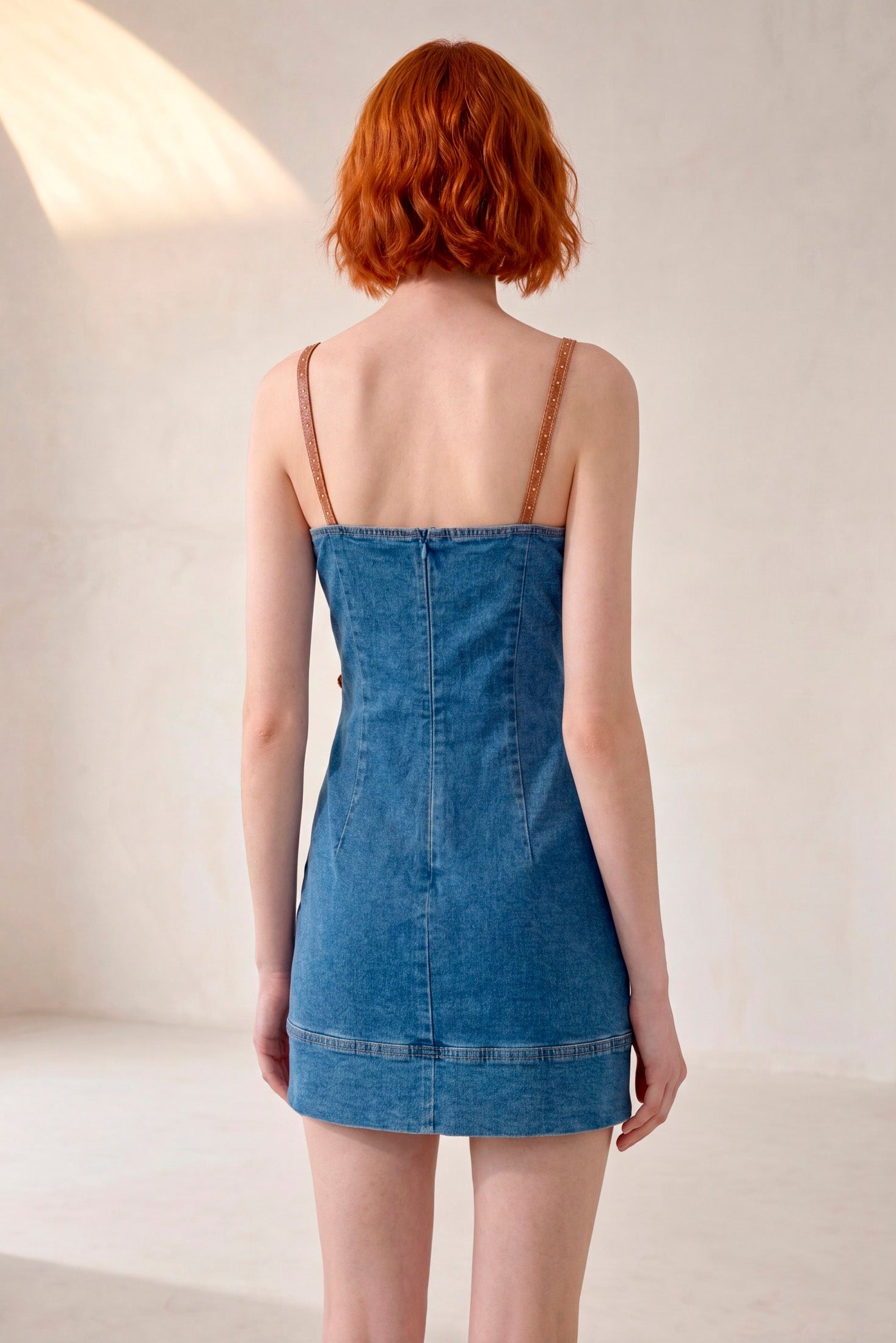 Vestido Corto Denim · Tirantes Cuero Tachonado + Hebilla Lateral