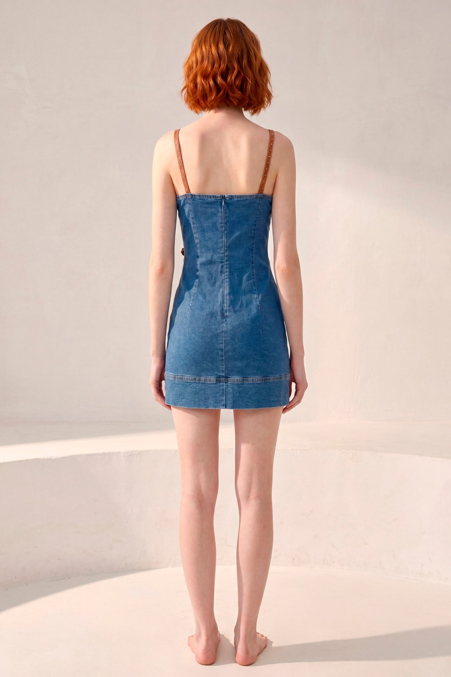 Vestido Corto Denim · Tirantes Cuero Tachonado + Hebilla Lateral