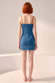 Vestido Corto Denim · Tirantes Cuero Tachonado + Hebilla Lateral