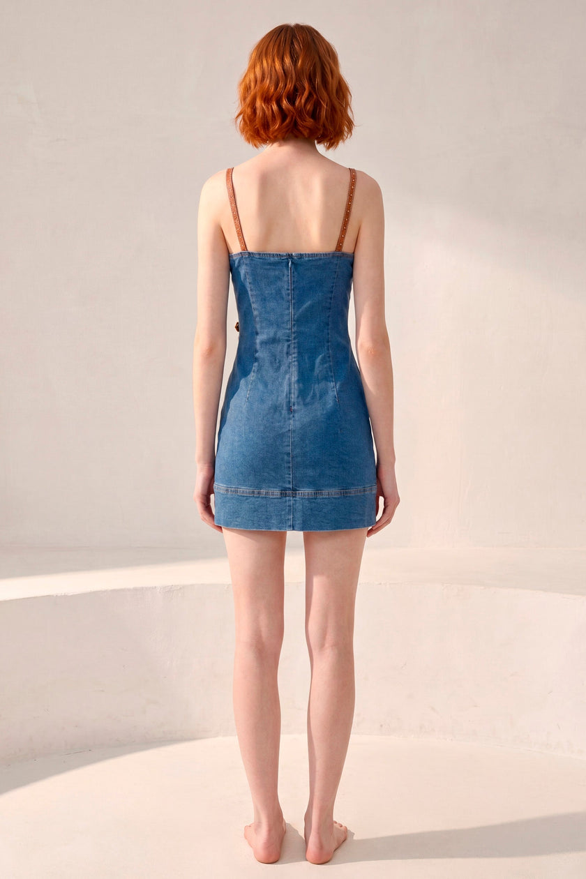 Vestido Corto Denim · Tirantes Cuero Tachonado + Hebilla Lateral