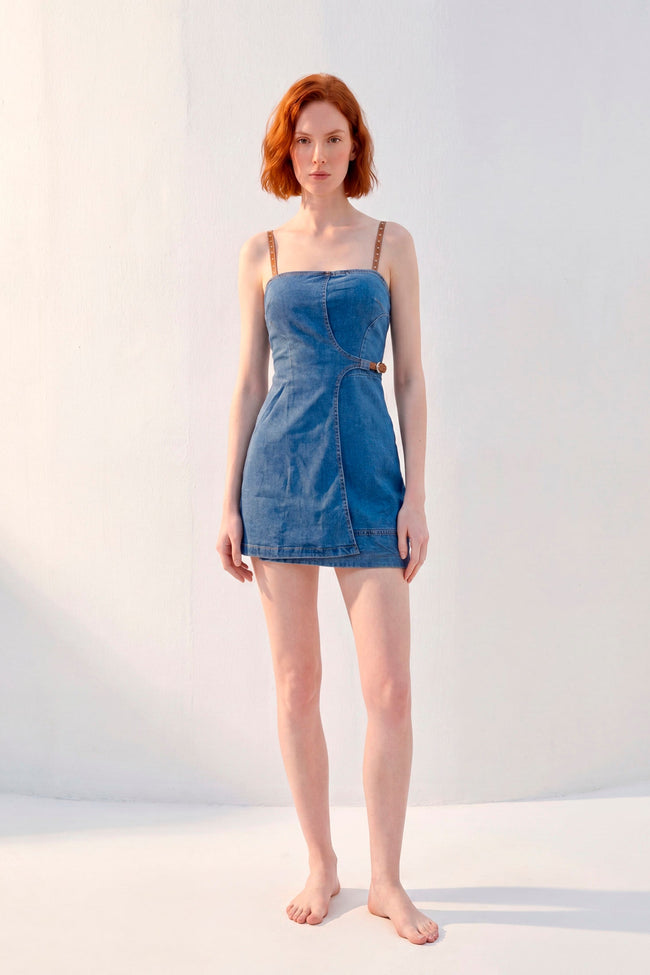 Vestido Corto Denim · Tirantes Cuero Tachonado + Hebilla Lateral