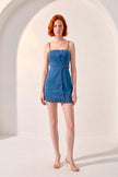 Vestido Corto Denim · Tirantes Cuero Tachonado + Hebilla Lateral