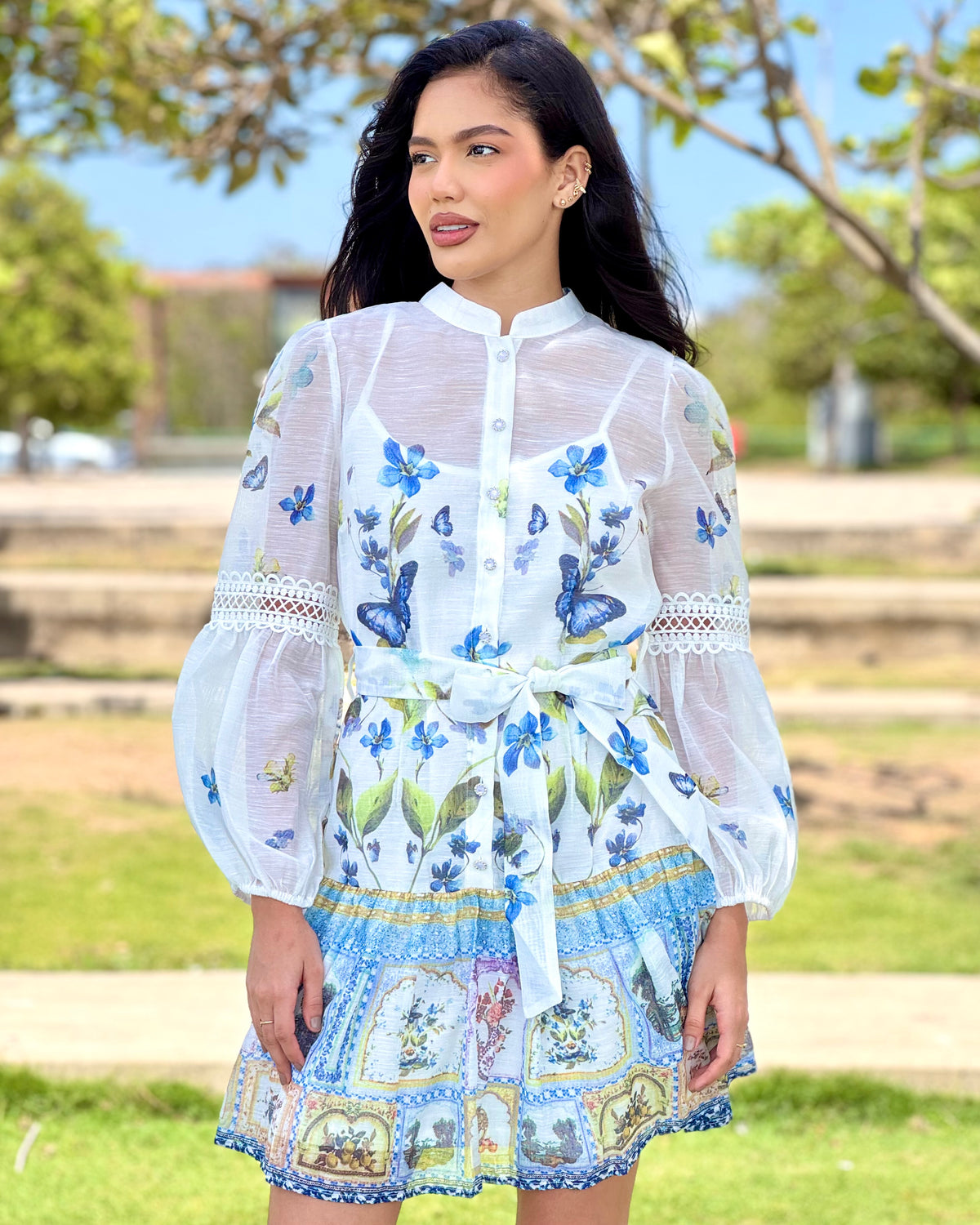 Vestido Mariposa · Mini Lino Bordado Floral · Mangas Globo + Botones Perla