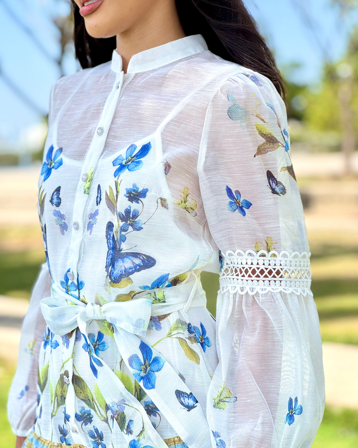 Vestido Mariposa · Mini Lino Bordado Floral · Mangas Globo + Botones Perla