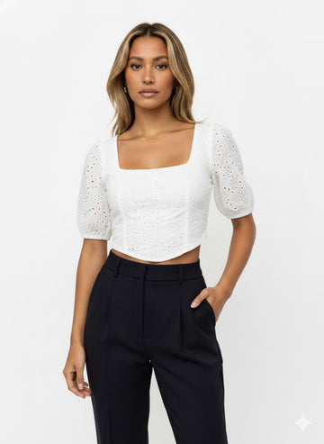 Top blanco broderie manga corta – Cuello cuadrado