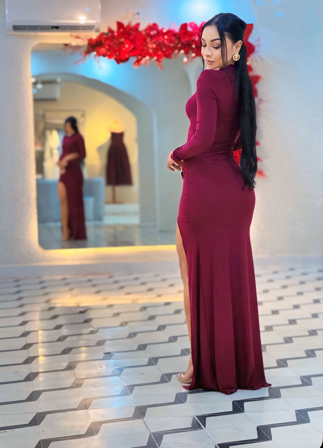 Vestido Largo Vinotinto Elegancia Cut Out con Abertura Lateral