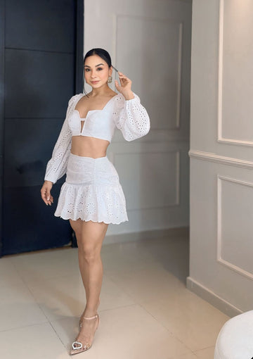 SET BLANCO EN OJALILLO DE DOS PIEZAS MUJER – TOP MANGA LARGA Y FALDA CORTA
