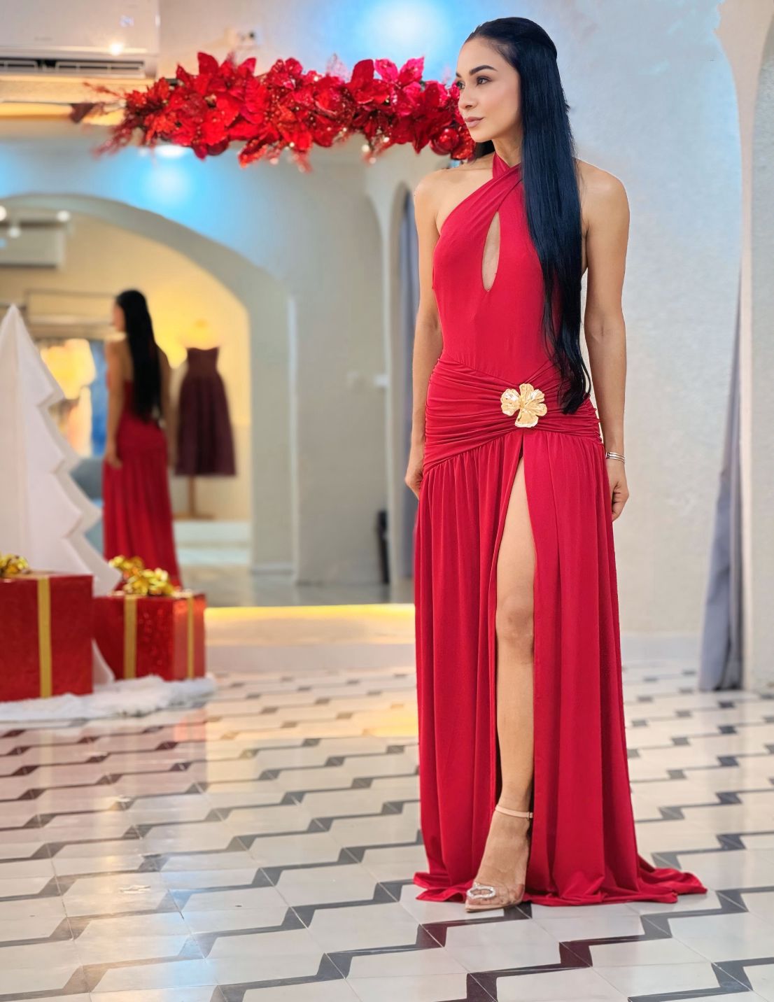 Vestido Largo Elegante con Escote Cruzado y Abertura Frontal