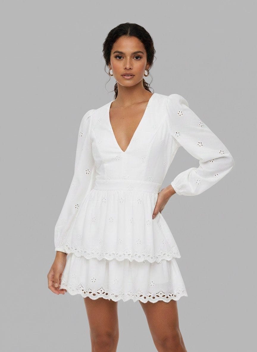 Vestido corto blanco con mangas largas y acabado bordado