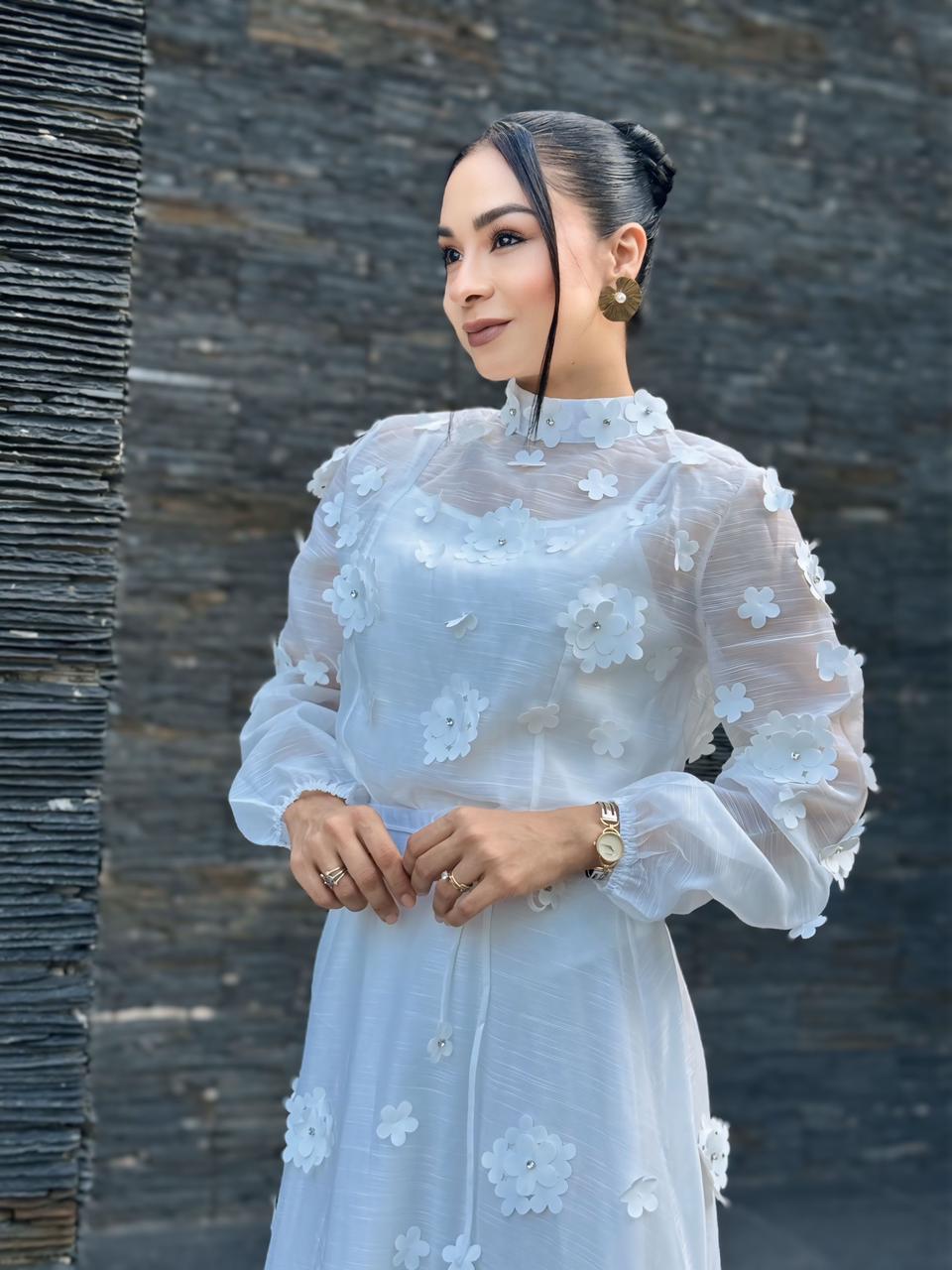 Vestido elegante con aplicaciones florales y silueta fluida